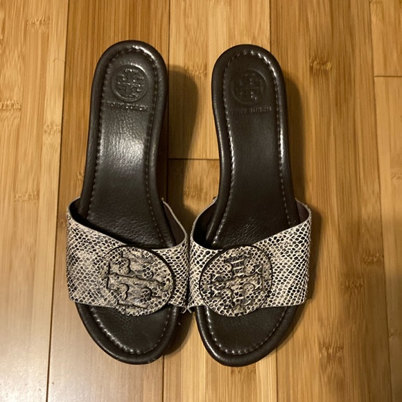 Tory Burch Grey Sandal Wedge PATTI-PITONE ROCHA Snake Logo Women’s Size 8.5 M - Picture 1 of 8